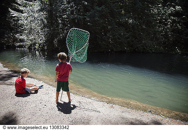 Jungen fischen im Fluss