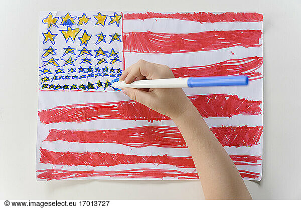 Jungen (4-5) Handzeichnung US-Flagge