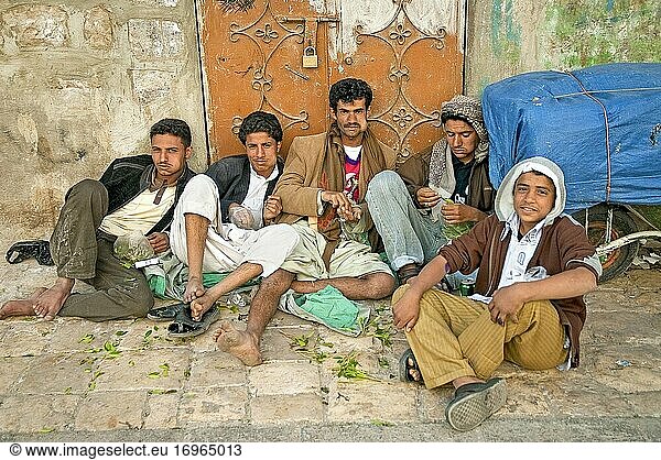 Jungen kauen Khat Qat-Blätter in Sanaa im Jemen.