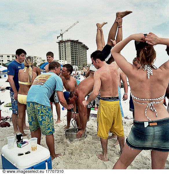 Jungen (Studenten)  die am Strand Bierfässer aufstellen  Panama City  Florida  USA.