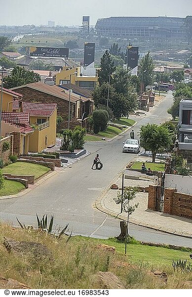 Junger afrikanischer Junge spielt auf der Straße eines Wohnviertels im Township Soweto  Südafrika