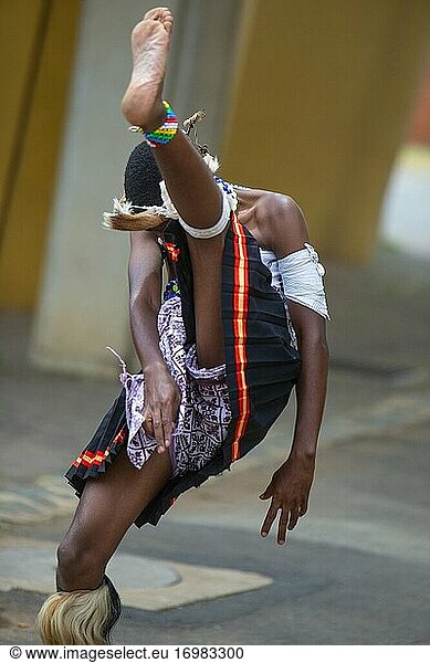 Junger afrikanischer Mann beim traditionellen Zulu-Tanz in Soweto Township  Südafrika