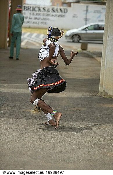 Junger afrikanischer Mann beim traditionellen Zulu-Tanz in Soweto Township  Südafrika