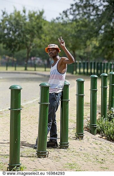 Junger afrikanischer Mann im Township Soweto mit Friedenszeichen  Johannesburg  Südafrika