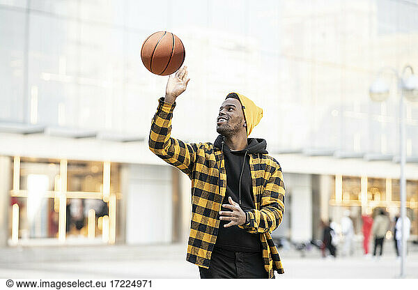 Junger afro-amerikanischer Mann spielt mit einem Basketball