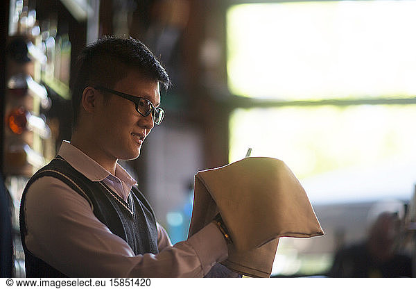 junger asiatischer Kellner in einer Bar
