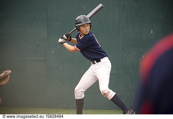 Junger Baseballspieler im Schlagkasten bereit zum Schwung