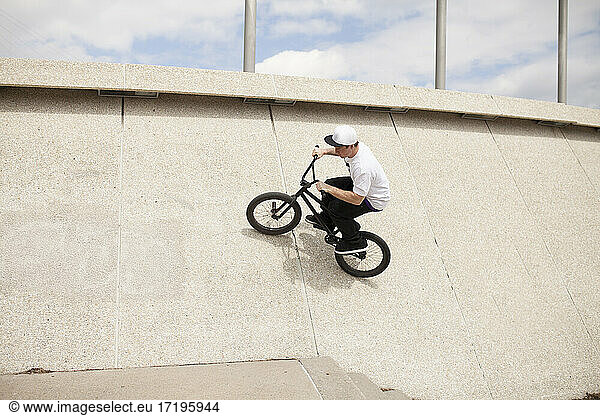 Junger BMX-Fahrer versucht einen Trick zu landen