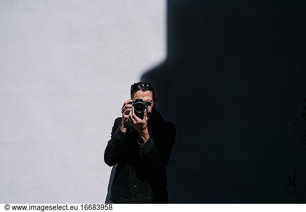 Junger Fotograf mit Kamera in der Hand
