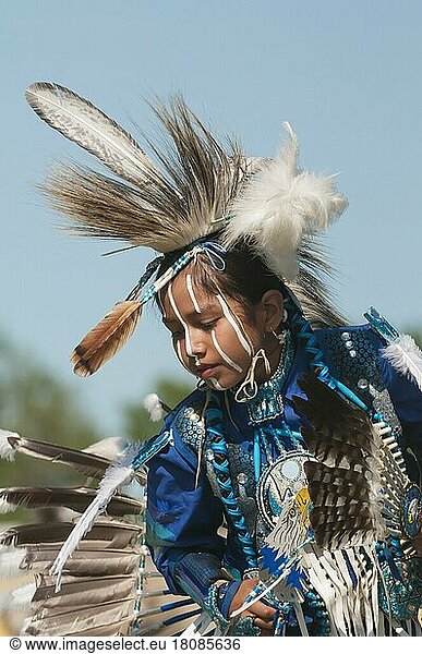 Junger Junge beim Calling All Drums Pow-Wow  Chicken Dance  Rocky Mountain House National Historic Site  Alberta  Kanada  Nordamerika