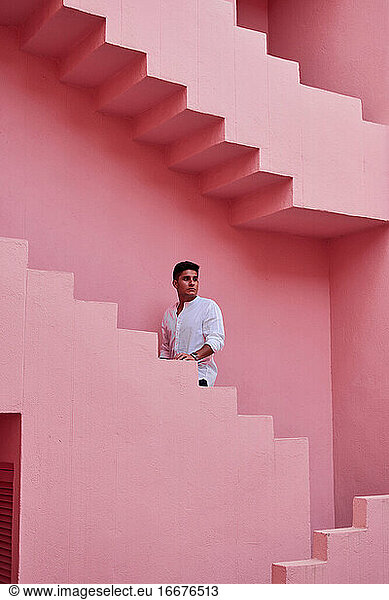 Junger lateinamerikanischer Mann in der Muralla Roja in Calpe  Spanien