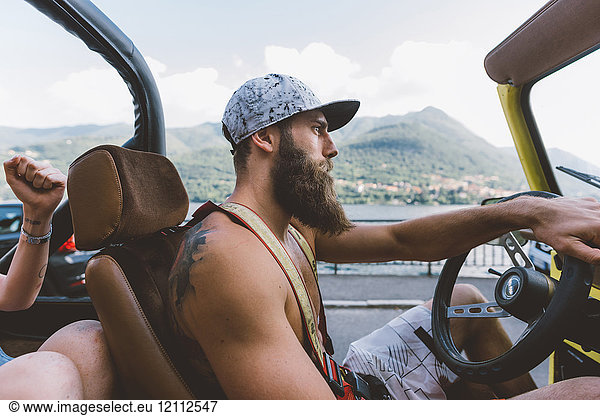 Junger männlicher Hipster fährt Geländewagen auf Road Trip  Como  Lombardei  Italien