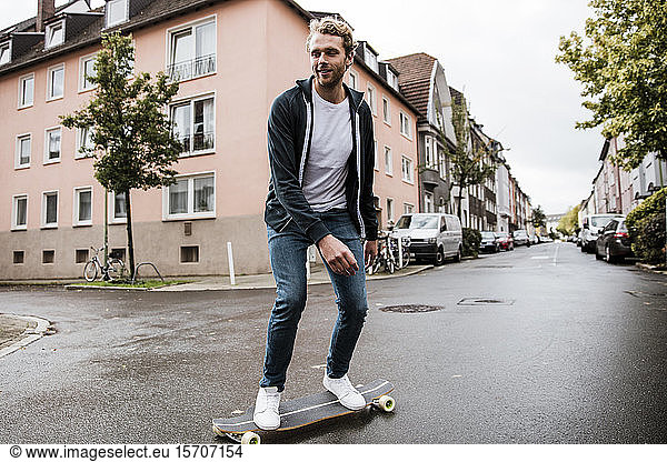 Junger Mann auf Longboard