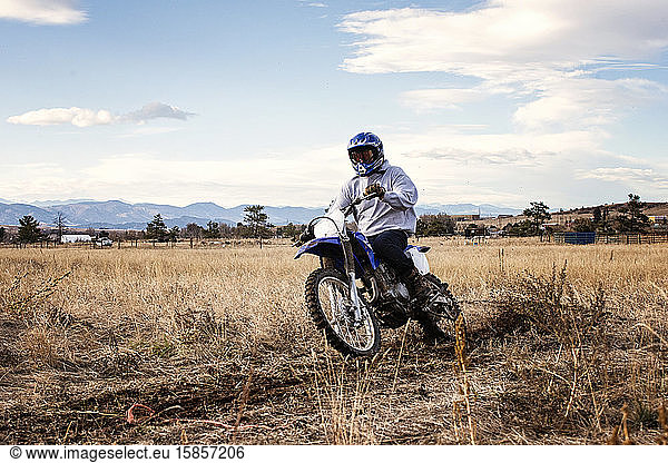 Junger Mann beim Dirt Biking in den Vorbergen in Colorado
