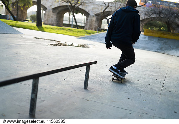 Junger Mann beim Skateboardfahren im Skatepark