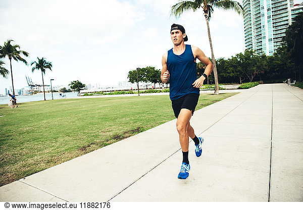Junger Mann beim Sport im Freien  Laufen  South Point Park  Miami Beach  Florida  USA