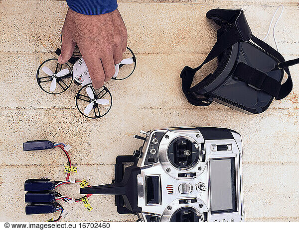 junger Mann bereitet die Drohne für den Flug vor