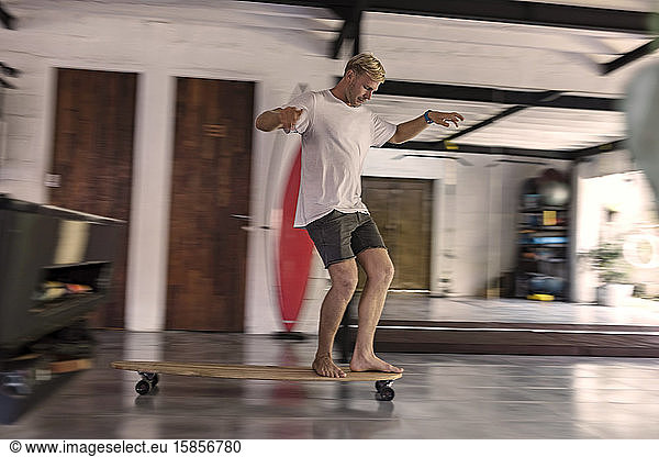 Junger Mann fährt Skateboard