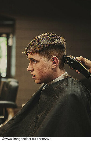 Junger Mann im Salon für einen Haarschnitt
