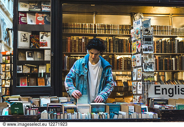 Junger Mann in einer Buchhandlung