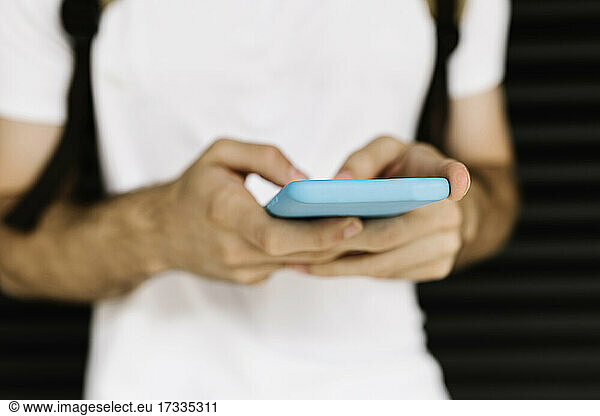 Junger Mann mit Mobiltelefon