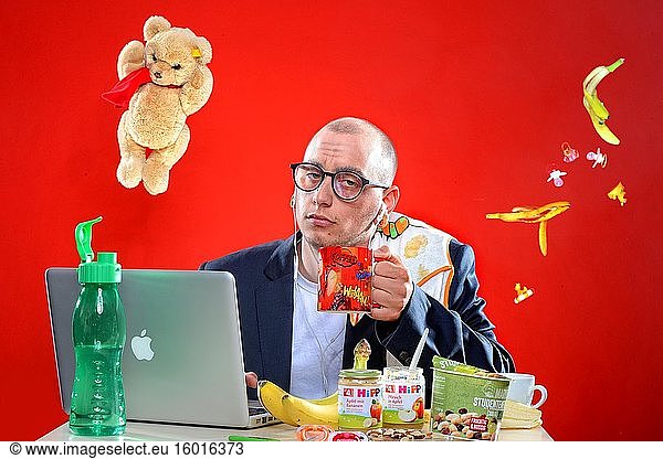 Junger Mann mit Snacks vor Laptop  Corona Serie  Deutschland  Europa