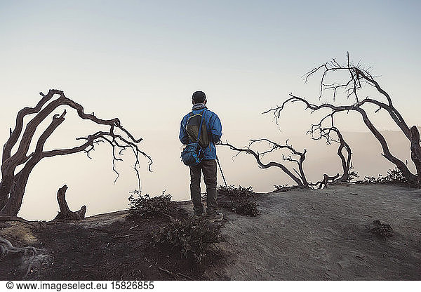 Junger Mann schaut auf den Ijen-See