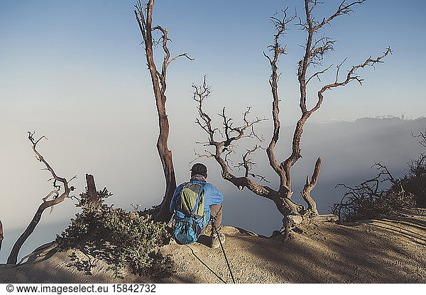 Junger Mann schaut auf den Ijen-See