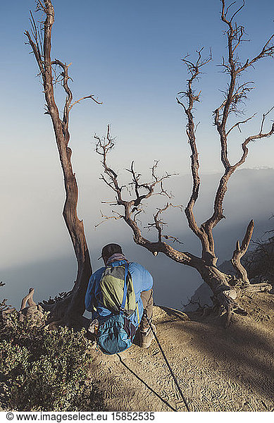 Junger Mann schaut auf den Ijen-See