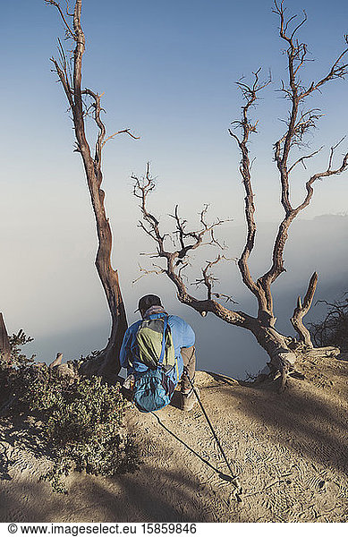 Junger Mann schaut auf den Ijen-See