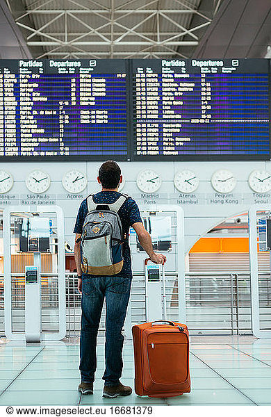 Junger Mann wartet am Flughafen auf seinen Flug