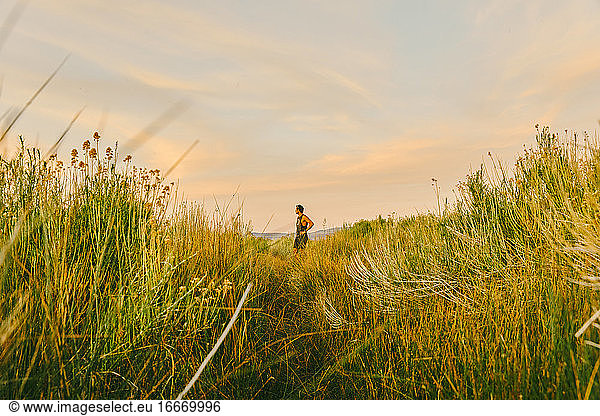 Junger Mann weit weg im hohen Gras in der Nähe des Mono Lake in Nordkalifornien