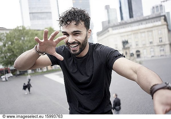 Junger marokkanischer Mann in Frankfurt am Main  Deutschland  aufgeregt