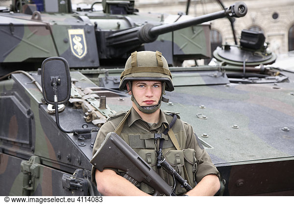 Junger Soldat  Rekrut vor einem Panzer am Heldenplatz in Wien  Österreich