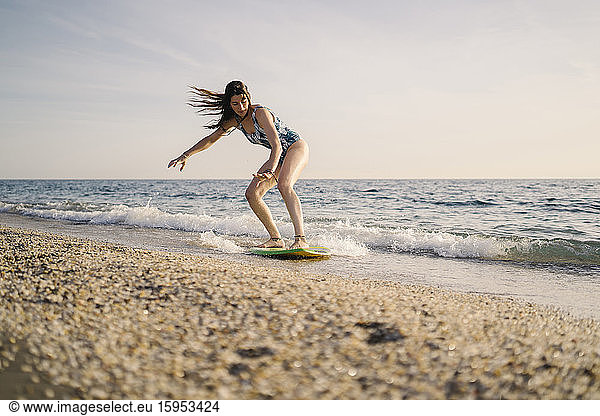 Junger Surfer am Strand  Almeria  Spanien