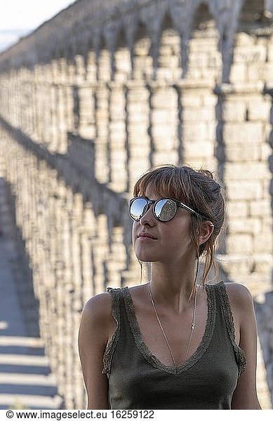 Junger Tourist beim Besuch des römischen Aquädukts in der Stadt Segovia  SEGOVIA  CASTILLA-LEON  SPANIEN  EUROPA.