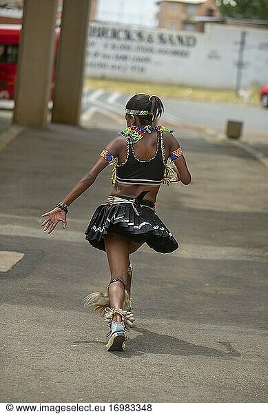 Junges afrikanisches Mädchen beim traditionellen Zulu-Tanz im Township Soweto  Südafrika