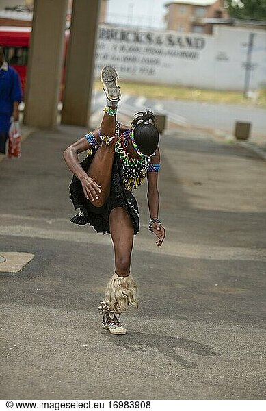 Junges afrikanisches Mädchen beim traditionellen Zulu-Tanz im Township Soweto  Südafrika