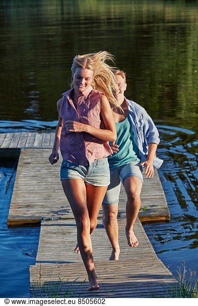 Junges erwachsenes Paar am Pier  Gavle  Schweden