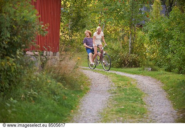 Junges erwachsenes Paar beim Radfahren  Gavle  Schweden