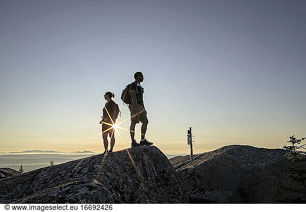 Junges erwachsenes Paar betrachtet die Aussicht vom Gipfel  Moxie Bald  Maine