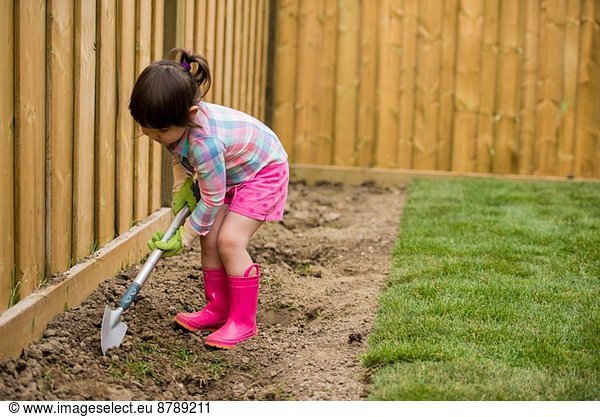 Junges Mädchen beim Graben im Garten