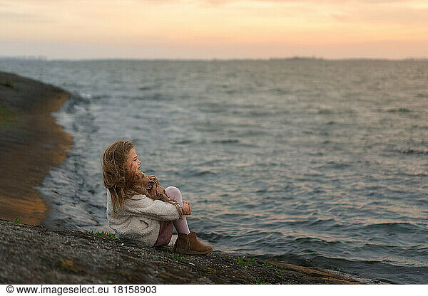 Junges Mädchen beobachtet das Meer.