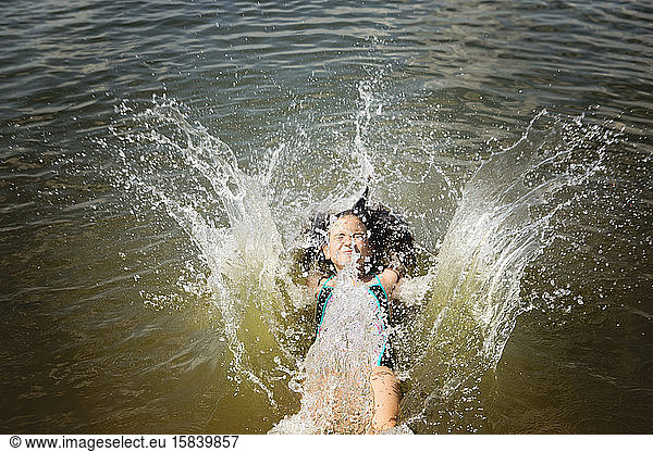 Junges Mädchen im Badeanzug springt und stürzt in einen See und sorgt für großes Aufsehen