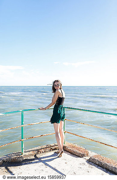 junges Mädchen im Kleid  das einen Urlaub am italienischen Sommermeer genießt