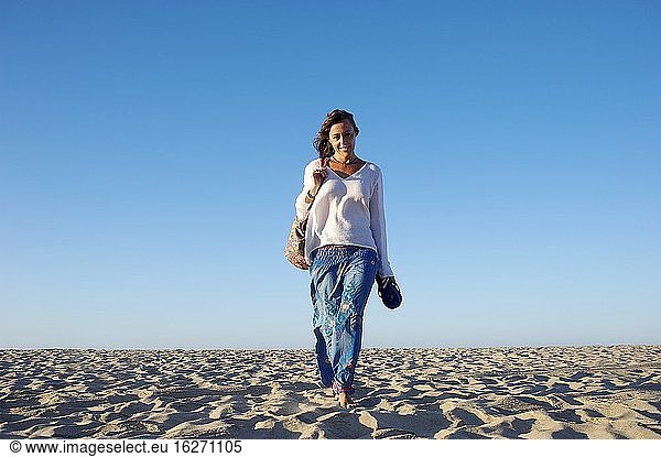 Junges Mädchen in bequemer Morgenkleidung am Strand von Islantilla  Huelva