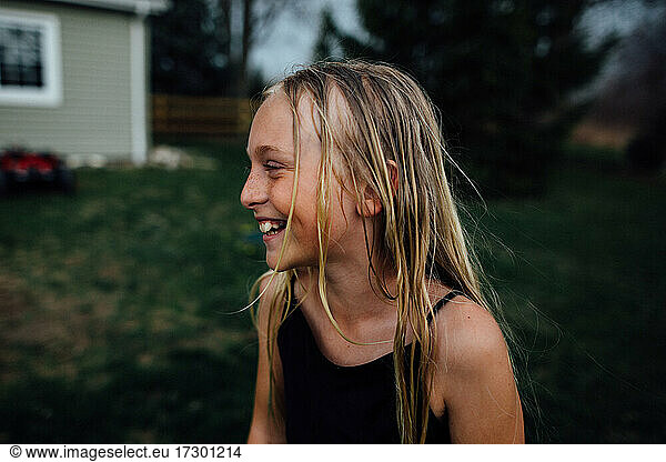 junges Mädchen lachend mit nassem Haar