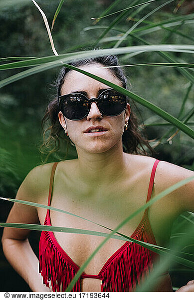 Junges Mädchen mit Sonnenbrille in der Natur