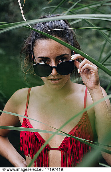Junges Mädchen mit Sonnenbrille in der Natur