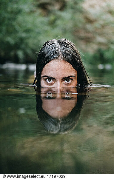 Junges Mädchen schwimmt im Fluss